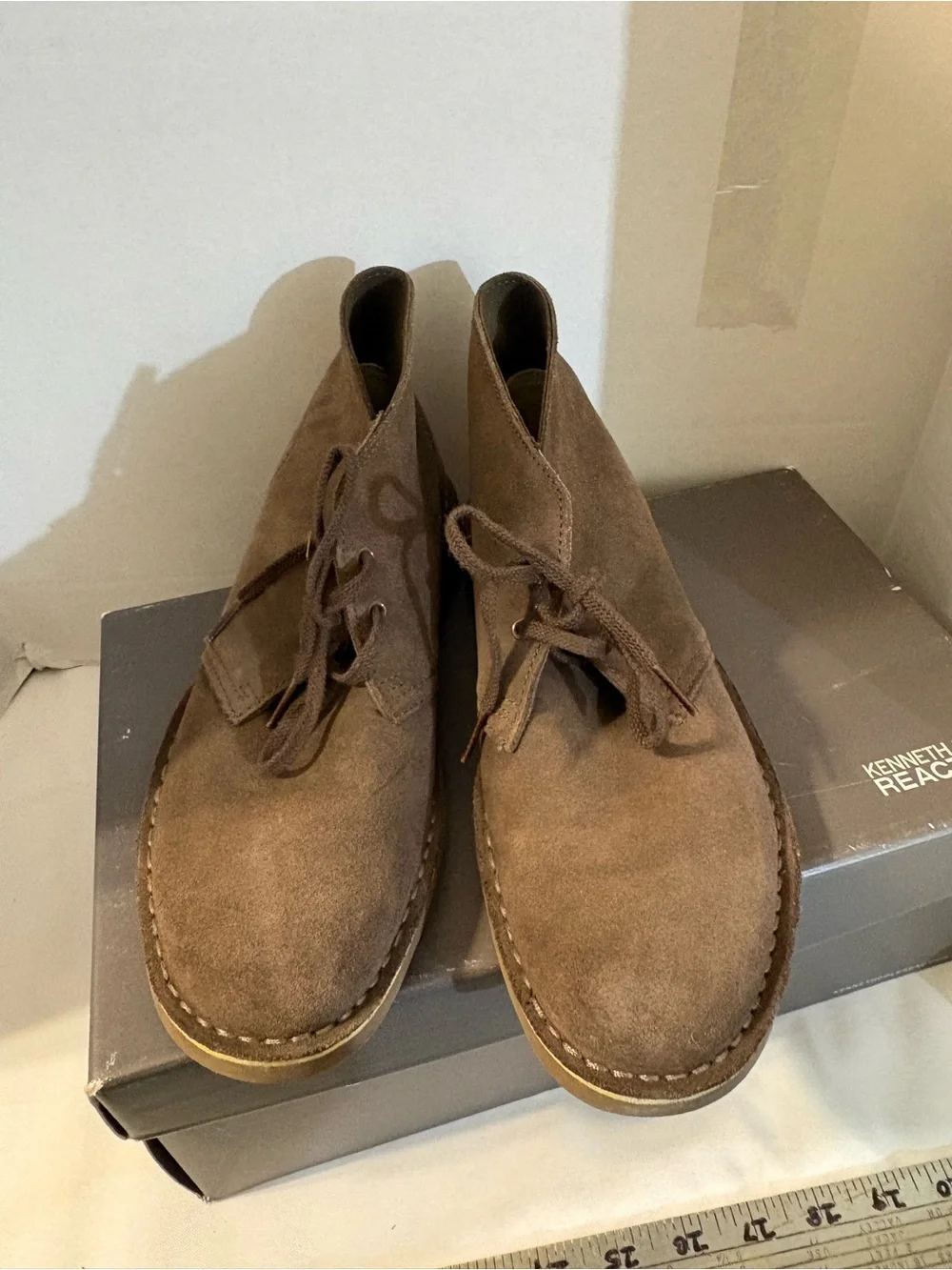 Clarks Desert Boots mens 8M brown suede two-eyelet lace-up crepe rubber sole